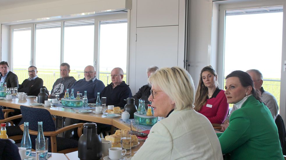 Astrid Damerow (vorne links) und Gitta Connemann (rechts daneben) wollten von den Fischern wissen, wo der Schuh drückt. Das erfuhren sie dann auch. Foto: Oltmanns