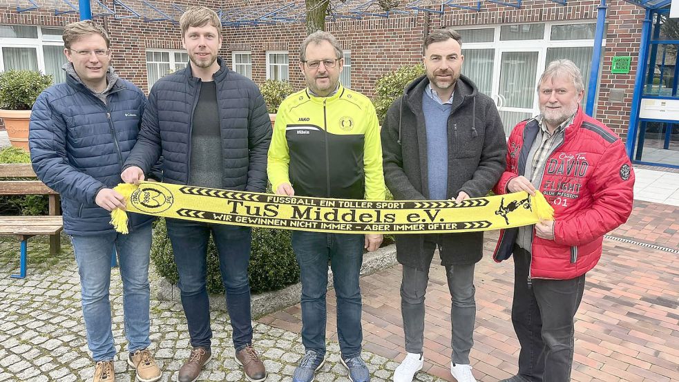 Tobias Ryl (Zweiter von rechts) wird den TuS Middels ab Sommer trainieren. Foto: TuS Middels