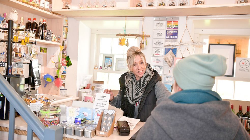 Sandra Braun bietet in ihrem Geschäft Spirituosen, Öle und Geschenkartikel an. Foto: Wagenaar
