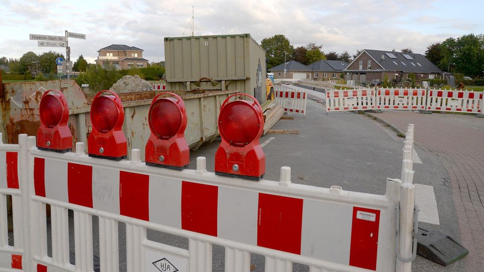 Hier ist die Fahrt zu Ende: Die Brücke über den Sauteler Kanal kann seit neun Monaten nicht benutzt werden. Foto: Lüppen