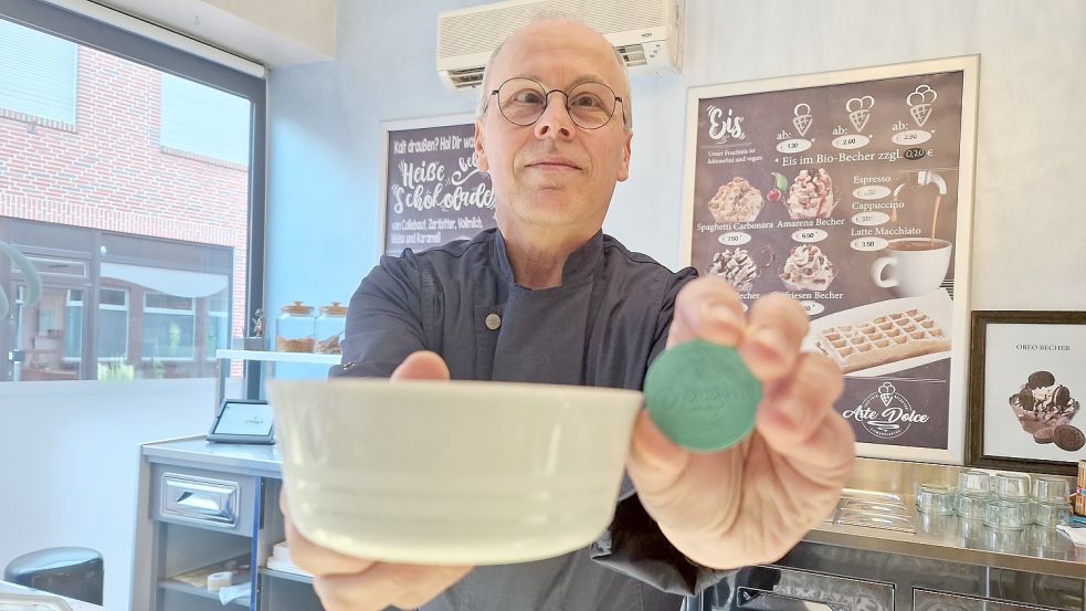 Andreas Karafotias hat ein eigenes Pfandsystem für Mehrweg-Eisbecher entwickelt, weil Becher-Hersteller aktuell keine geeigneten Mehrweg-Variante anbieten können. Foto: Gettkowski