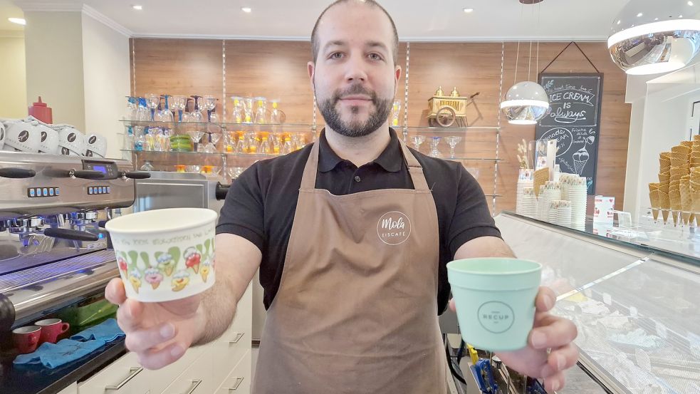 Im Bunder Eiscafé Mola bietet Marcello Giampietro Eis zum Mitnehmen in Pappbechern oder in der wieder verwendbaren Recup-Veriante an. Foto: Gettkowski