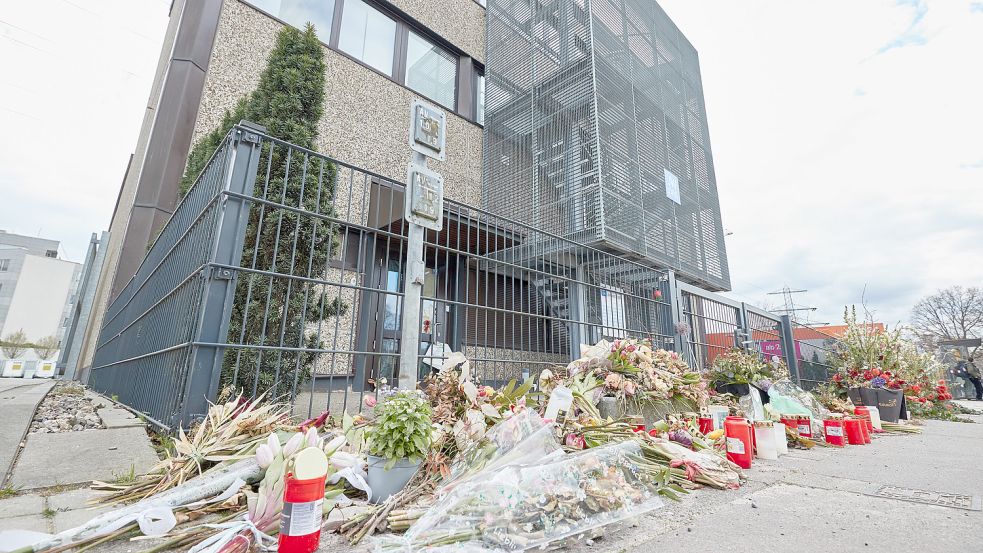 Blumen liegen vor dem Gemeindehaus der Zeugen Jehovas in der Deelböge. Der Amoklauf wird weiter aufgearbeitet. Foto: dpa/Georg Wendt