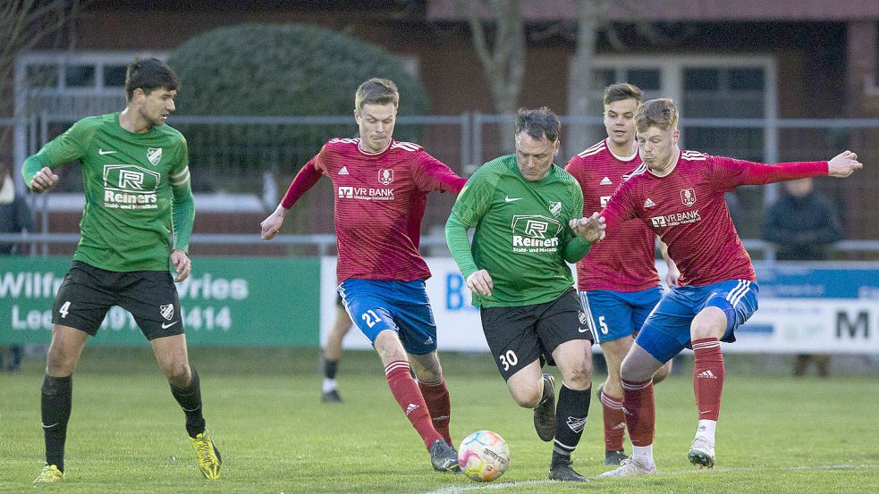 Spielertrainer Bernd Grotlüschen (am Ball) musste selber auch wieder ran. Links beobachtet der überragende Tim Schouwer die Szene. Fotos: Doden
