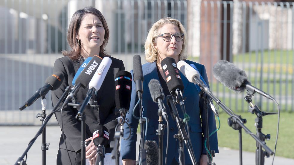 Außenministerin Annalena Baerbock und Bundesentwicklungsministerin Svenja Schulze stellen die Leitlinien der „Feministischen Außenpolitik“ des Auswärtigen Amts vor. Foto: imago/Bernd Elmenthaler