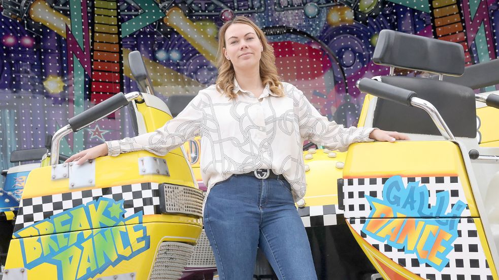 Gloria Mondorf leitet zusammen mit ihrem Mann den Break Dance auf dem Emder Ostermarkt. Foto: Hock