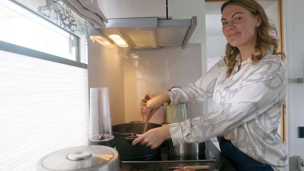 Kochen für die Mannschaft: eine der täglichen Aufgaben von Gloria Mondorf. Foto: Hock