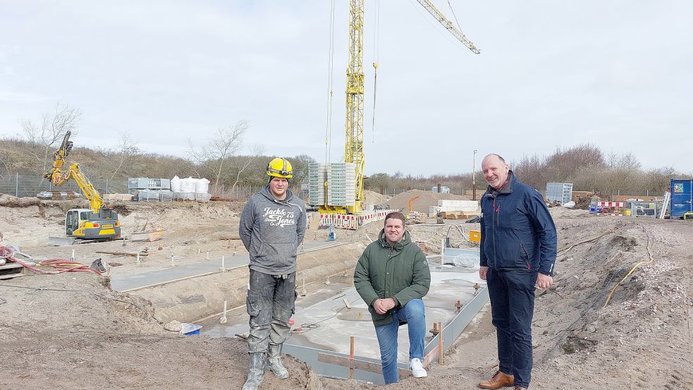 Auf der Baustelle: Luka Brömmer (stellvertretender Polier, von links), Dennis Möller (Nordseeheilbad Borkum GmbH) und Stadtwerkedirektor Axel Held. Foto: Ferber