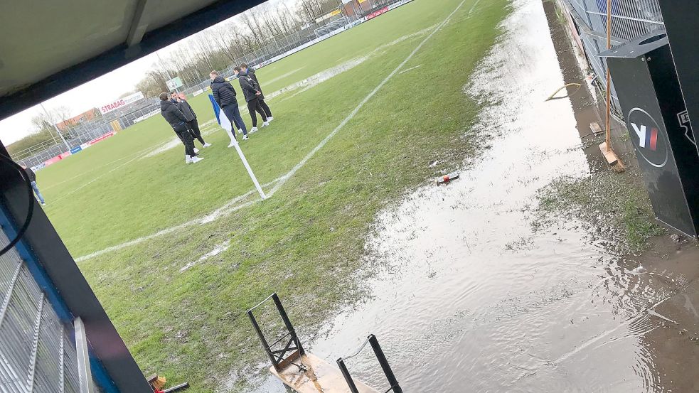 Es ist nicht möglich, vom Spielertunnel auf den Rasen zu gelangen, ohne nasse Füße zu bekommen.