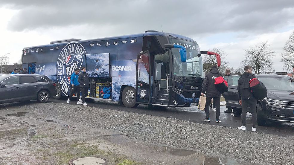 Die Kieler Mannschaft stieg nach der Spielabsage durch den Schiedsrichter wieder in den Bus und fuhr gen Heimat.