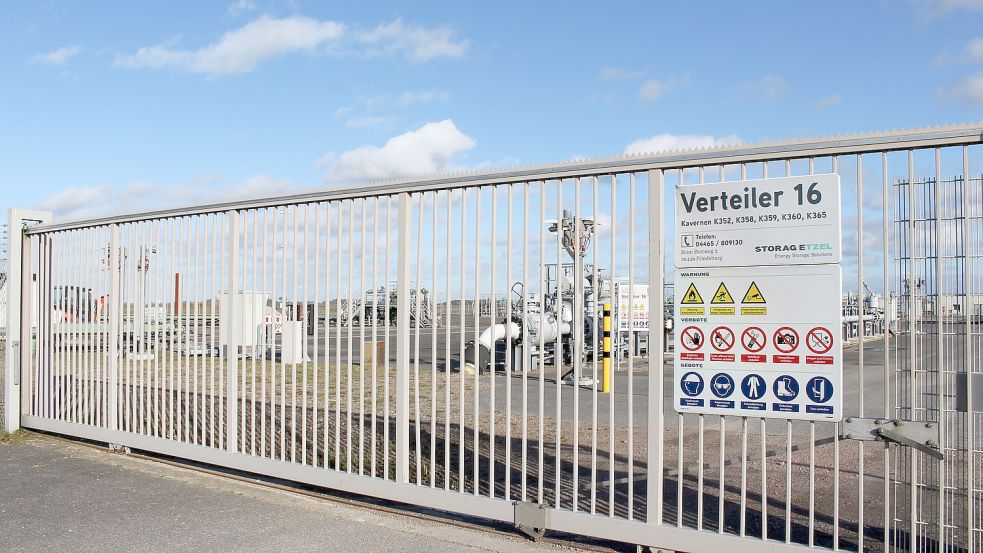 Eine obertägige Anlage über einer Kaverne auf dem Nordfeld der Storag Etzel. Auf dem Verteilerplatz 16 laufen seit Monaten Tests mit dem Ein- und Ausspeichern von Wasserstoff. Foto: Oltmanns