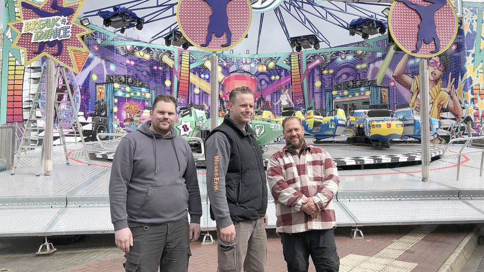 Dennis Eden (v. l.), Timo van Halle und Patrick Alberts stehen vor dem neuen Break Dance. Die Überdachung des Fahrgeschäfts fehlt noch. Fotos: Cordes