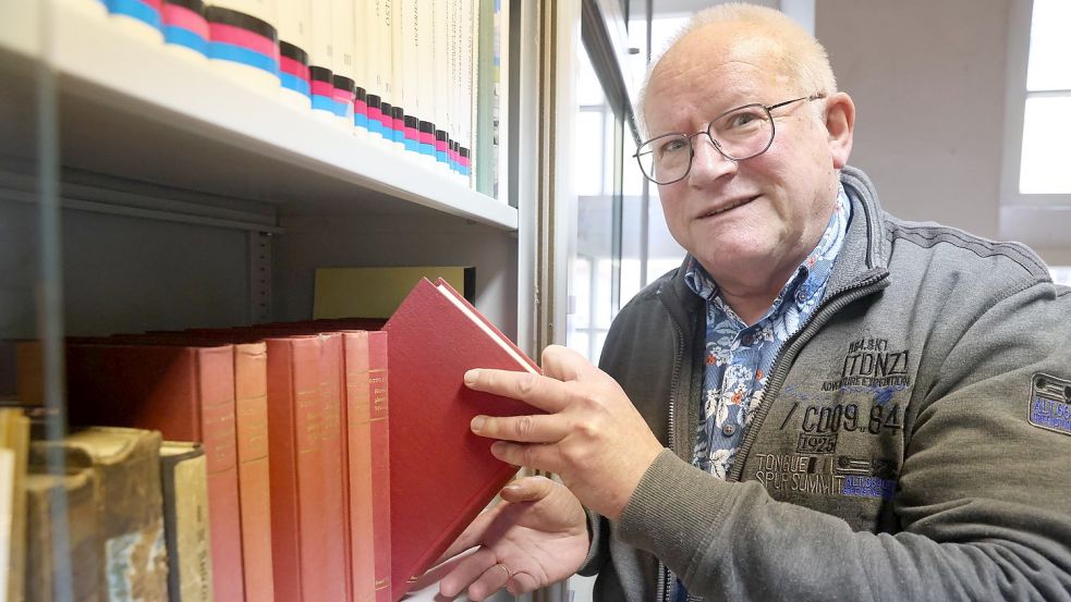 Menno Müller ist der neue Archivar des Heimatvereins Krummhörn. Und er hat sich ein sportliches Ziel gesetzt: Bis Ostern kommenden Jahres will er das komplette Archiv digitalisieren. Foto: Hock