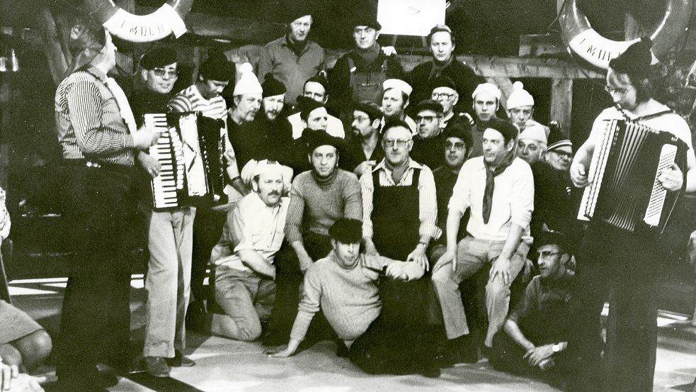 Die Emder Shanty-Gruppe bei einem ihrer Fernsehauftritte in den 1980er Jahren. Foto: Privat