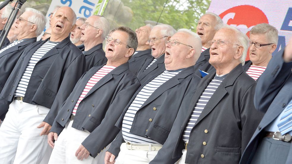 Sie waren singende Botschafter der Hafenstadt Emden: Die Sänger der Emder Shanty-Gruppe traten bei vielen offiziellen und repräsentativen Anlassen auf. Foto: Ortgies/Archiv
