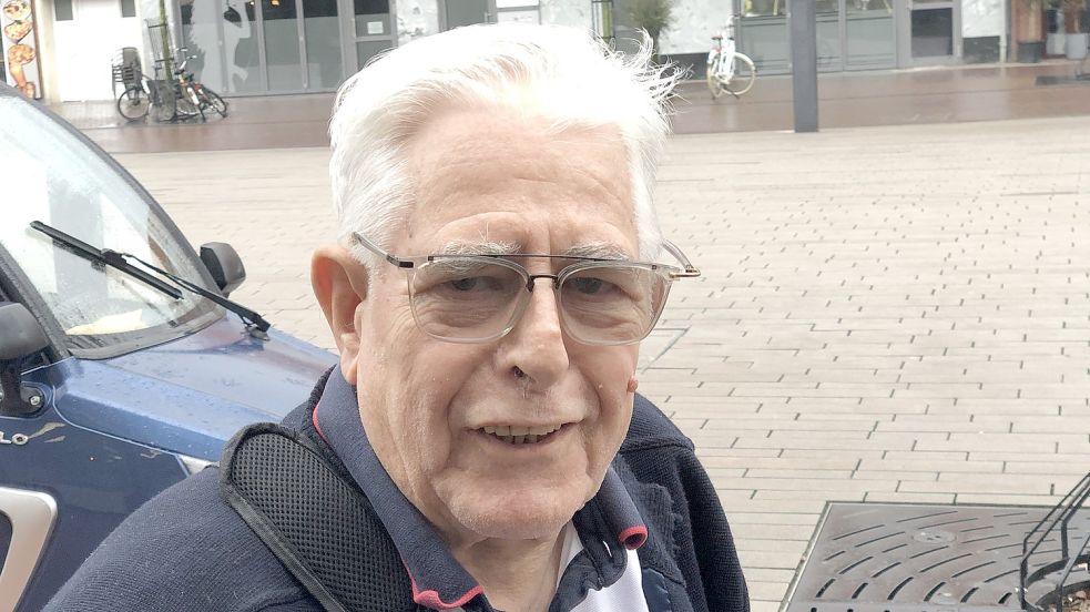 Ulrich Goebel ist als einziger Sänger noch seit der Geburtsstunde der Emder Shanty-Gruppe dabei. Foto: H. Müller