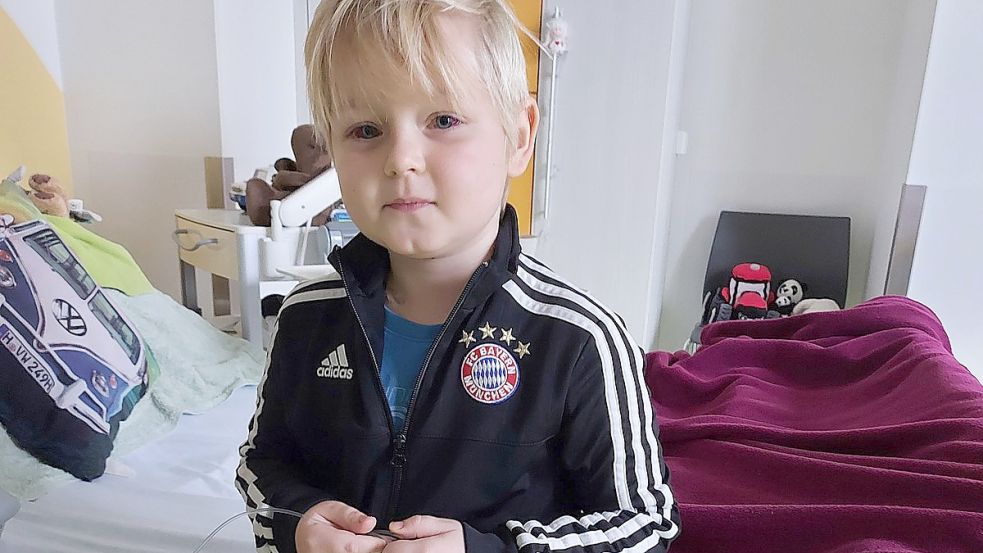 Statt zu Hause mit Freunden spielen zu können, ist Samu aktuell vielfach in Kliniken – in der Hoffnung, wieder gesund zu werden.