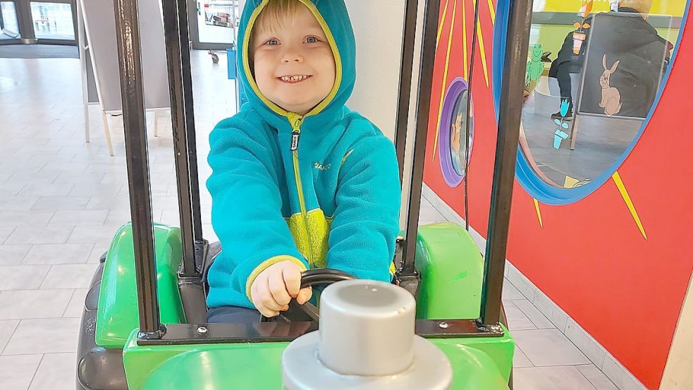 Samu auf einem Spielzeugtrecker im Supermarkt: Besonders gern ist er dabei, wenn sein Vater an Autos schraubt.