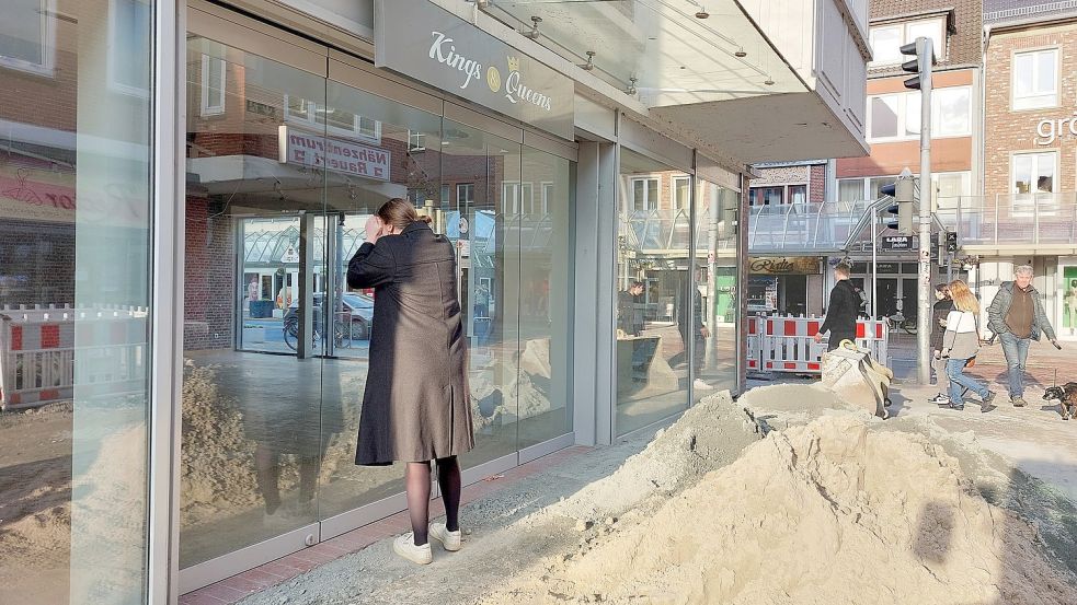 Nicht nur vor dem ehemaligen Geschäft „Kings & Queens“ tut sich etwas. Ein Nachmieter scheint gefunden. Foto: Hanssen