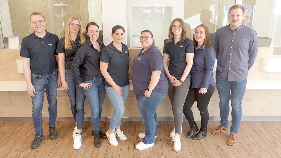 Das Team der Fahrkartenausgabe freut sich über die Eröffnung. Dazu gehören (von links) Rainer Kruse, Ann-Christin Dannemann, Stephanie Krolage, Arzu Günay, Simone Schomacher, Rieke Fink, Natalie Gonet sowie Marc Arends. Foto: Borkumer Kleinbahn und Dampfschifffahrtsgesellschaft mbH