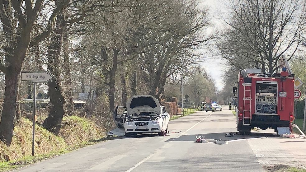 Etwa auf der Höhe des hinteren Polizeiwagens landete nach der Explosion im Auto die Heckklappe des Autos auf der Kirchdorfer Straße in Aurich. Foto: Kraft/Archiv