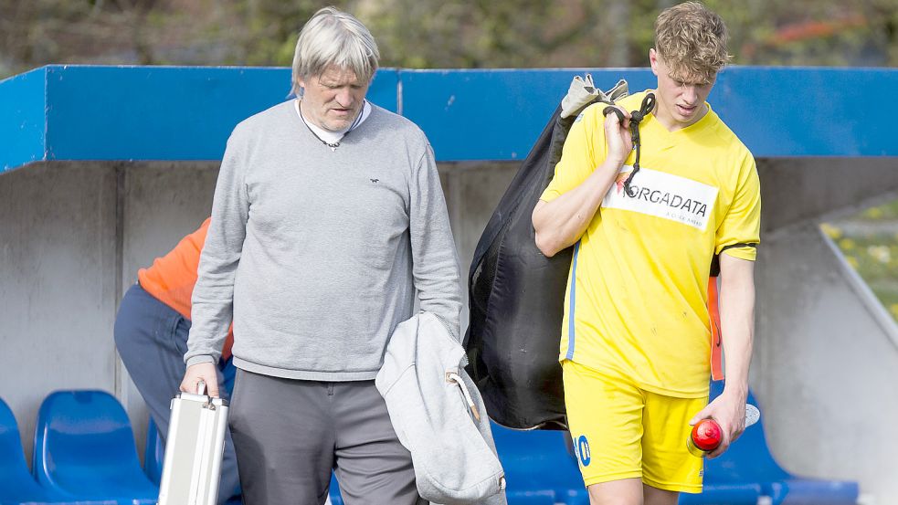 Groß ist die Enttäuschung bei Germania Leer um Rüdiger Schult (links) aus dem Trainerteam und Kapitän Nick Kaßmann. Foto: Doden/Emden