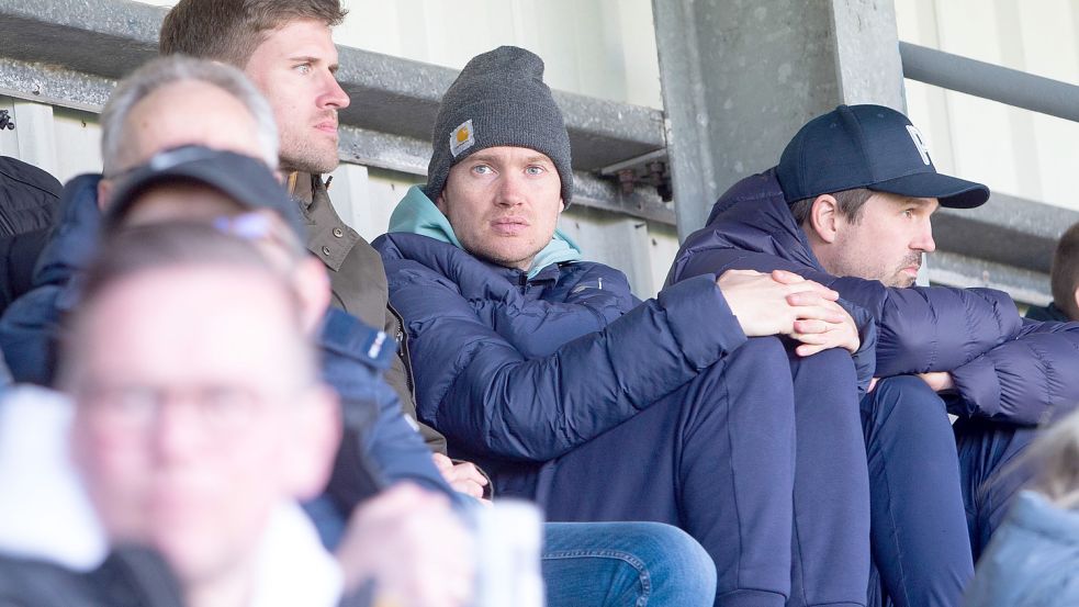 Henning Rießelmann verfolgte die Hannover-Partie mit Mitarbeitern auf der Tribüne. Foto: Doden/Emden
