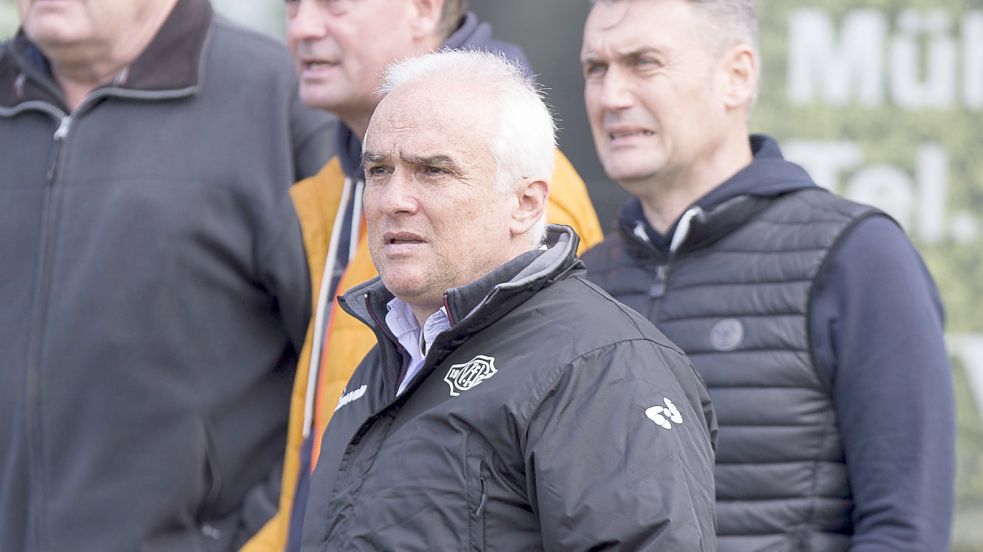 Vorsitzender Ferhat Özdemir (Mitte) ist nicht der neue Trainer von Kickers Leer/Germania II. Archivfoto: Doden/Emden