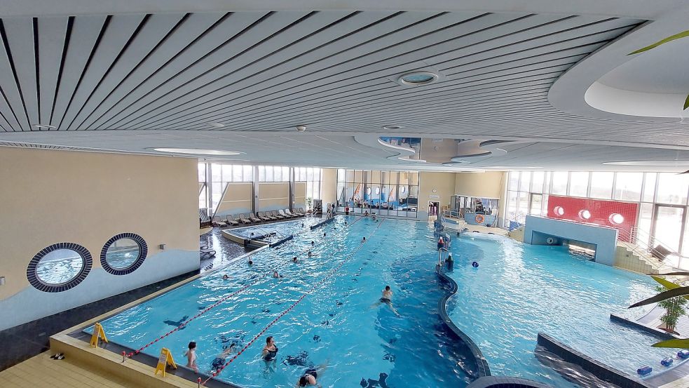 Das ist der Blick auf den Innenbereich im Gezeitenland mit Mehrzweck-/Sportbecken und angegliedertem Entspannungs- und Freizeitbecken. Foto: Ferber