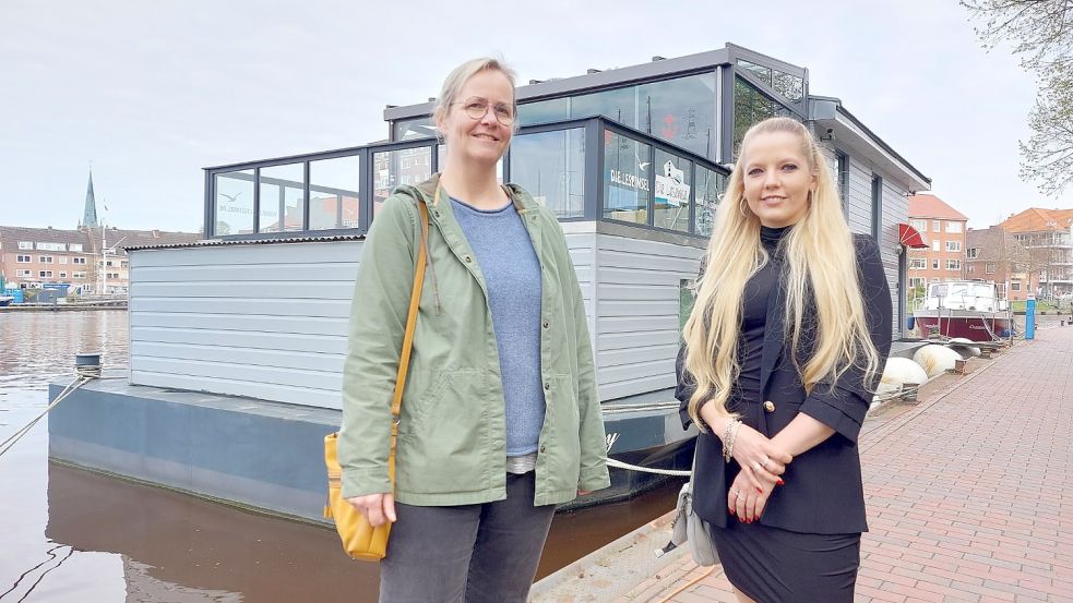 Elke Bergsma (links) hat der Freien Grundschule in Emden das Hausboot „Tammy“ geschenkt, das Dr. Katharina Lühring vom Trägerverein der Schule gerne annimmt. Fotos: Hanssen
