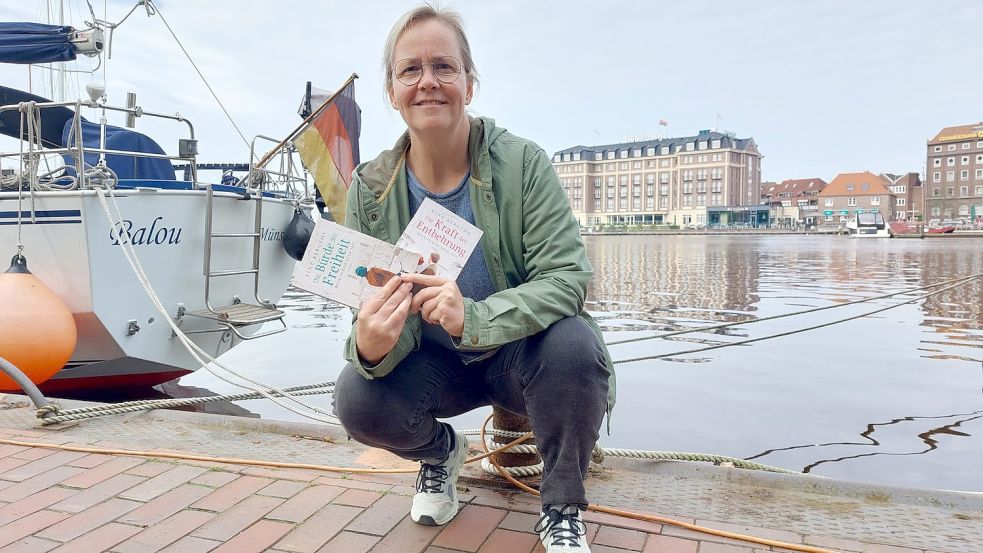 Elke Bergsma ist Autorin aus Leer und hat mehrere Jahre das Hausboot "Tammy" als Leseinsel betrieben.
