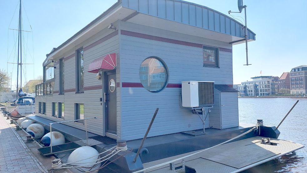 Das Hausboot hat eine Nutzfläche von 140 Quadratmetern und ist eigentlich als Wohnhaus konzipiert.