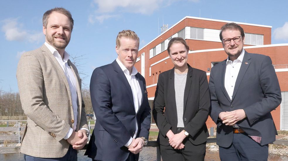 Marcel Diekmann (AG Ems, von links), Morten Aggvin (HNL), Emdens Touristik-Chefin Martje Merten und Oberbürgermeister Tim Kruithoff präsentierten den Stand der Planung. Foto: Hock