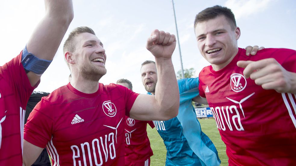 Vergangene Saison feierte Eike Schmidt (links) mit dem TV Bunde den Gewinn der Bezirksliga-Meisterschaft. Diese Spielzeit wird er vermutlich zumindest wieder Torschützenkönig der Liga, traf bisher 34-mal. Archivfoto: Doden/Emden