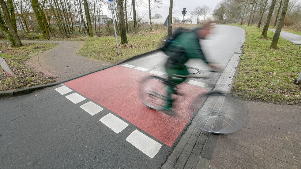 Im Gewerbegebiet Schirum haben Radfahrer auf dem Ostfriesland-Wanderweg Vorfahrt. Fotos: Ortgies