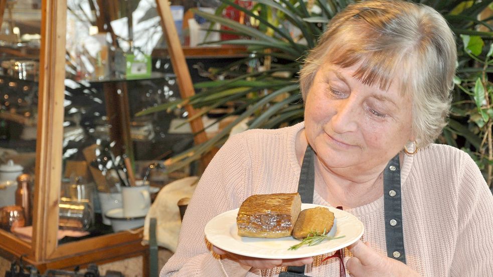 Frisch aus der Pfanne auf den Teller. Jutta Hartwig hat ein rein pflanzliches Bratenstück gegart und aufgeschnitten. Foto: Ullrich