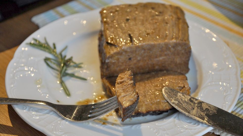 Anders als bei anderen Fleischersatz-Produkten ist die Textur des New Meat faserig – auf der Gabel wie im Mund. Foto: Ullrich