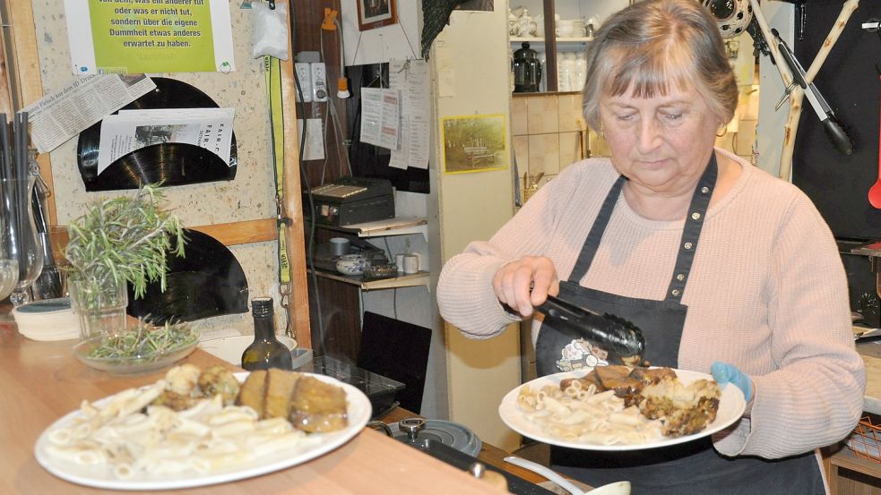 Beim Mittagstisch im Fair-Café kocht Jutta Hartwig mit den pflanzlichen Alternativen von Braten, Hackfleisch oder Lamm Kebab. Foto: Ullrich