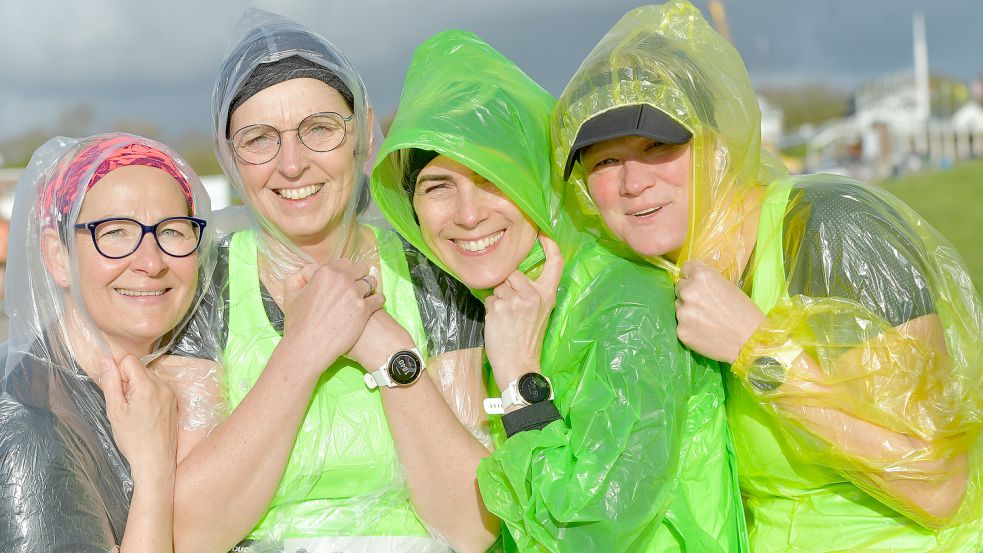 Auch diese vier Frauen ließen sich durch das miese Aprilwetter die gute Laune nicht vermiesen. Sie hatten sich mit ihren Outfits auf alles vorbereitet. Etwas Regen kam erst Richtung Ziel. Foto: Ortgies
