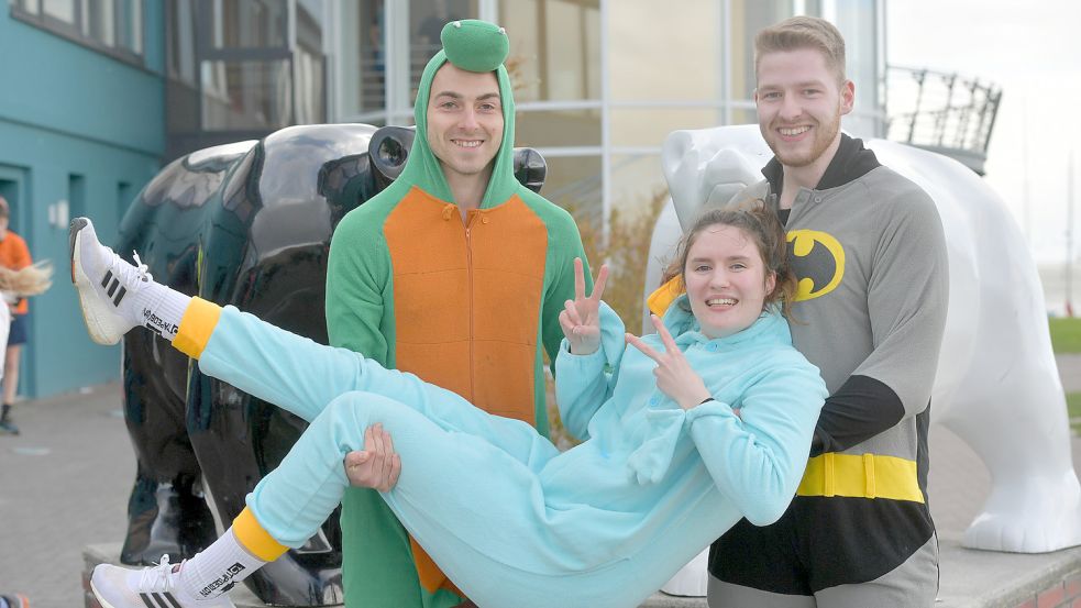 Florian Cramer (von links), Hannah Trauernicht und Daniel Hinrichs vom Klinikum Leer wollen jede Etappe in einem anderen Kostüm laufen. Foto: Ortgies