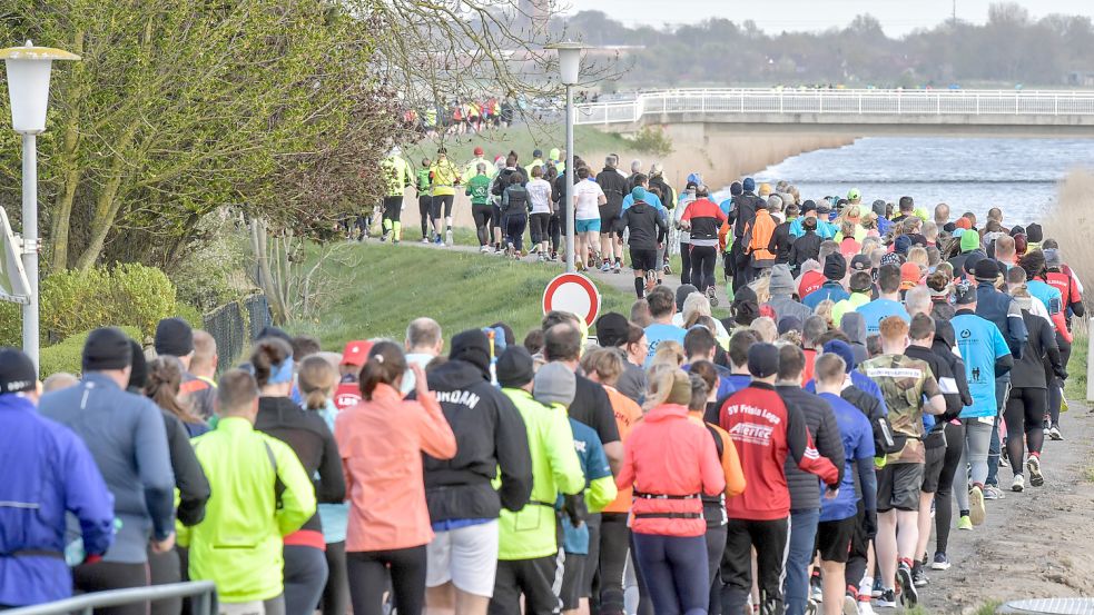 Immerhin keinen Gegenwind hatten die Läuferinnen und Läufer auf dem Weg Richtung Dunum. Foto: Ortgies