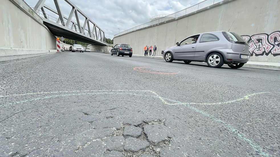 Immer wieder wirft der Asphalt in der Trogstrecke wegen eindringender Feuchtigkeit Blasen und platzt auf. Foto: Päschel/Archiv