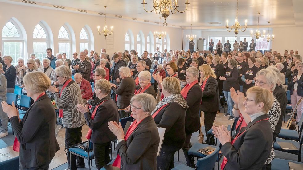 Zum Abschluss des Gottesdienstes haben sich die Gottesdienstbesucher von ihren Plätzen erhoben. Foto: Hans-Jürgen Uken-Lemke