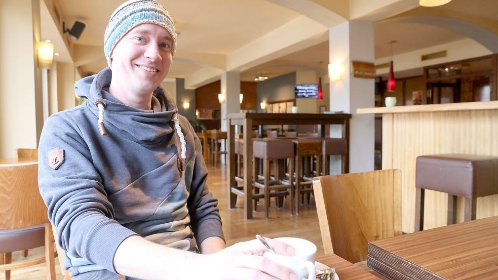Jasper heute, die Mütze hatte er extra als Erkennungzeichen für das Interview im Emder Grand Café angezogen. Foto: Hock
