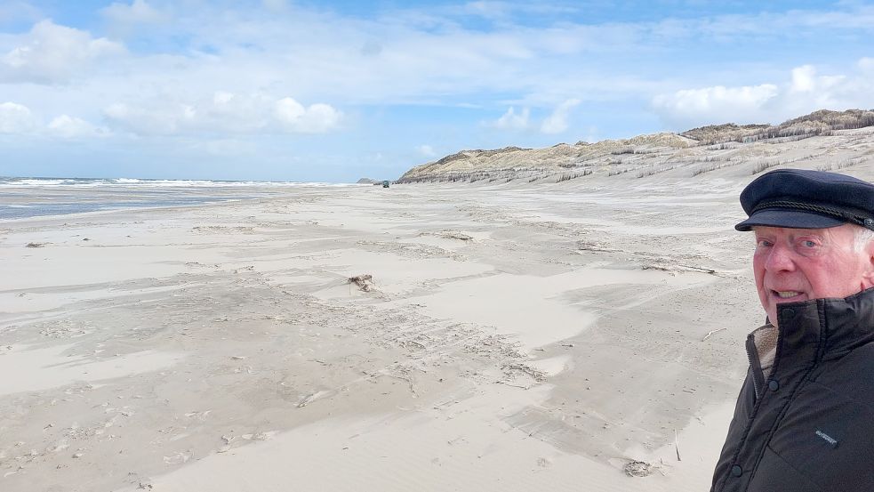 Am Strand im Ostland ist Paul Golsar oft unterwegs – und blickt mit Sorgen auf die dortigen Entwicklungen. Foto: Ferber