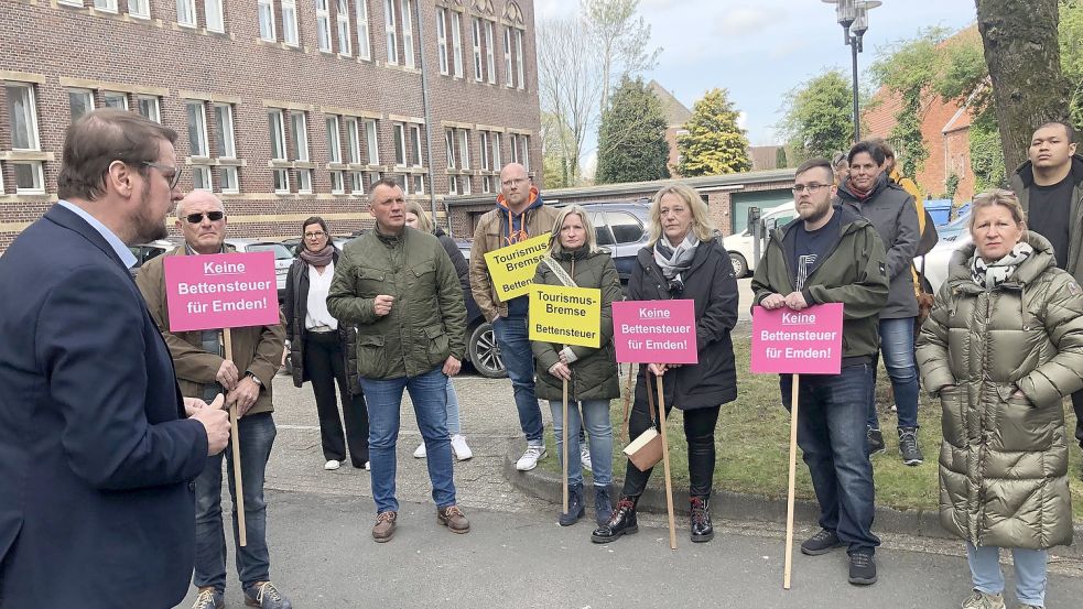 Oberbürgermeister Tim Kruithoff (links) suchte vor der Sitzung des Finanzausschusses das Gespräch mit den protestierenden Hoteliers und deren Beschäftigte. Foto: H. Müller