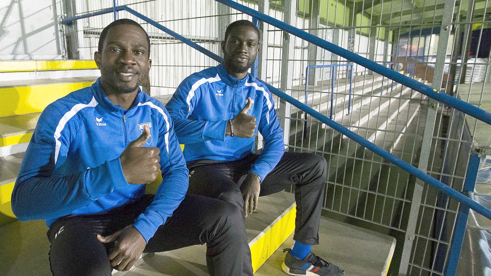 2019 zeigte sich Samuel Adeniran (rechts) gut gelaunt mit seinem Bruder Ayo beim Interviewtermin im Ostfrieslandstadion. Archivfoto: Doden/Emden