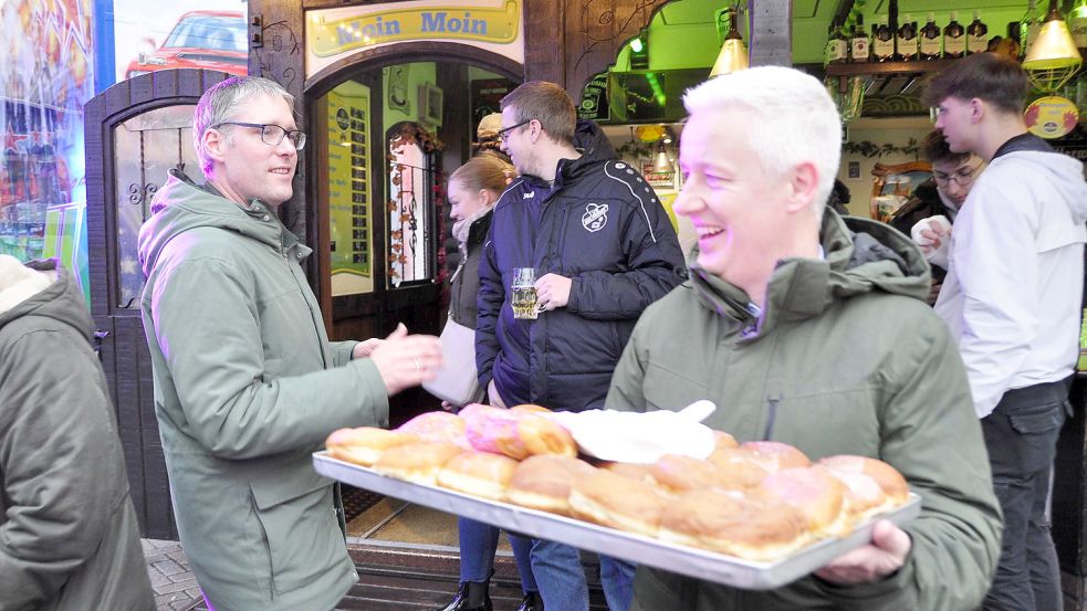 Bürgermeister Heiko Abbas (links) und Landrat Matthias Groote bei der Eröffnung. Bild: Wolters