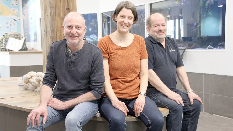 Sie gehören zum Freundeskreis Nordsee-Aquarium: Martin Kauf (2. Vorsitzender, von links), die 1. Vorsitzende Claudia Thorenmeier und Ihno Oetjen. Foto: Ferber