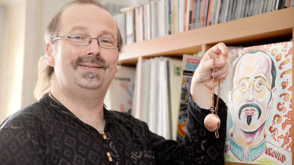 Einer Teilauflage seiner neuen LP „The Time Machine collapses“ (Cover rechts) hat Marco Heyl eine Taschenuhr beigelegt. Foto: Lüppen